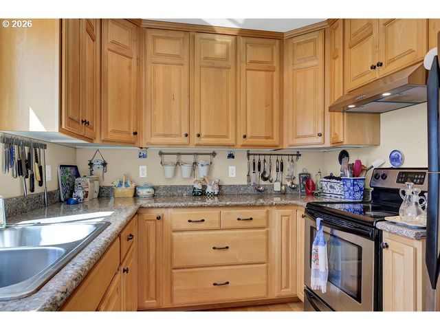 935 HEMLOCK St, Florence, OR 97439