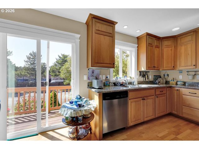 935 HEMLOCK St, Florence, OR 97439