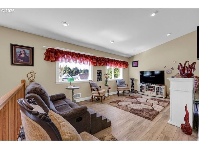 935 HEMLOCK St, Florence, OR 97439