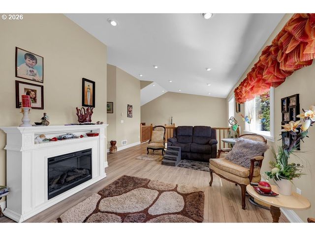 935 HEMLOCK St, Florence, OR 97439