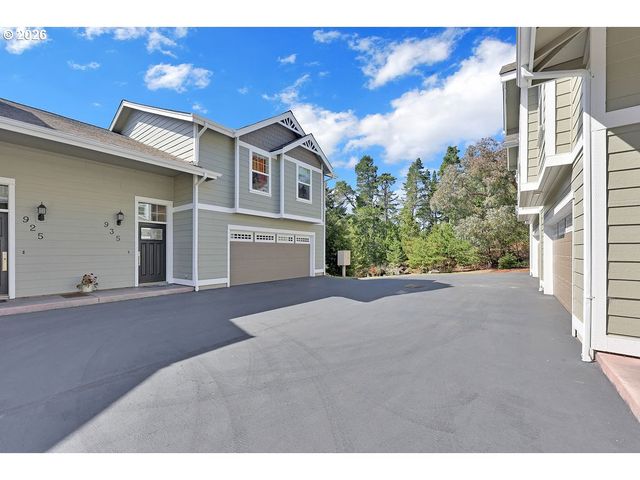935 HEMLOCK St, Florence, OR 97439