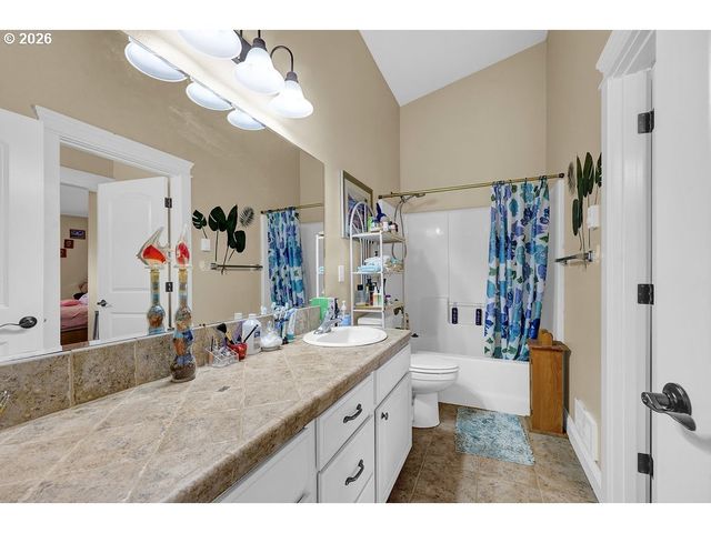 935 HEMLOCK St, Florence, OR 97439