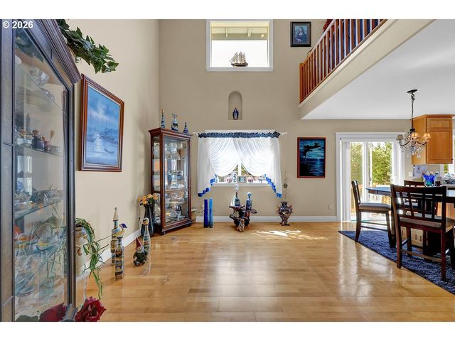 935 HEMLOCK St, Florence, OR 97439