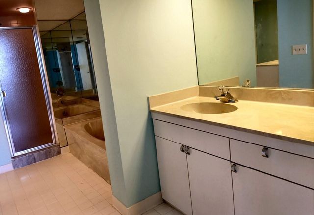 123 Lakeshore 2042, North Palm Beach, FL 33408