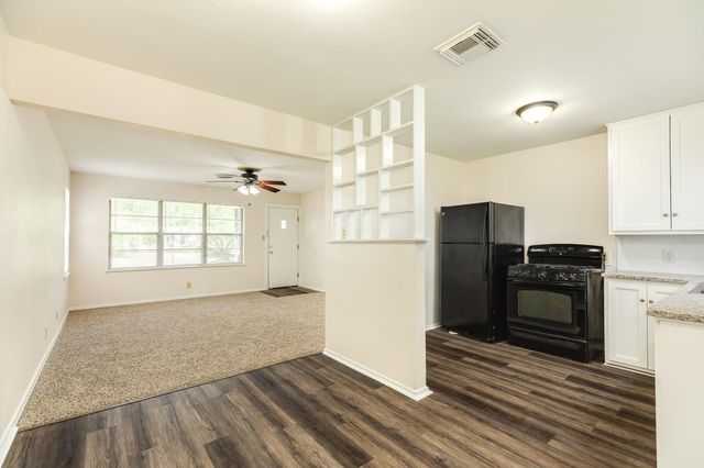 837 Pin Money Street, Clute, TX 77531