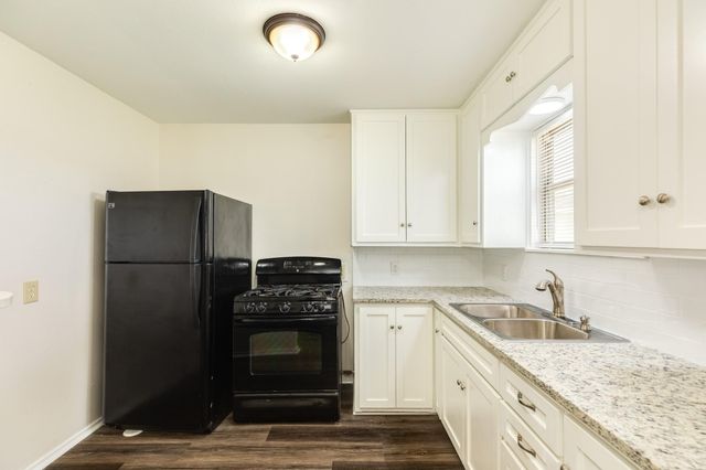 837 Pin Money Street, Clute, TX 77531