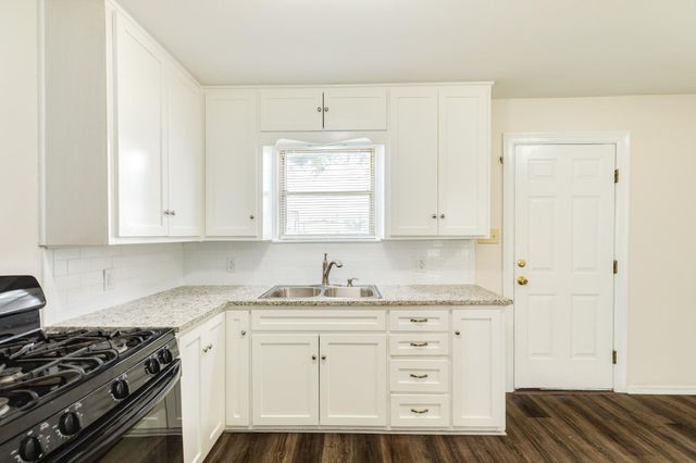 837 Pin Money Street, Clute, TX 77531