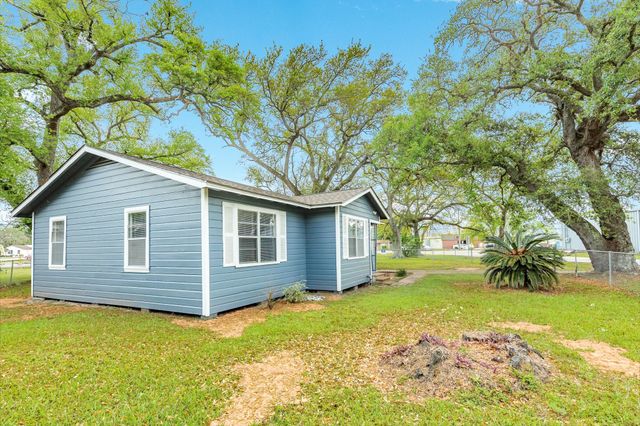 837 Pin Money Street, Clute, TX 77531