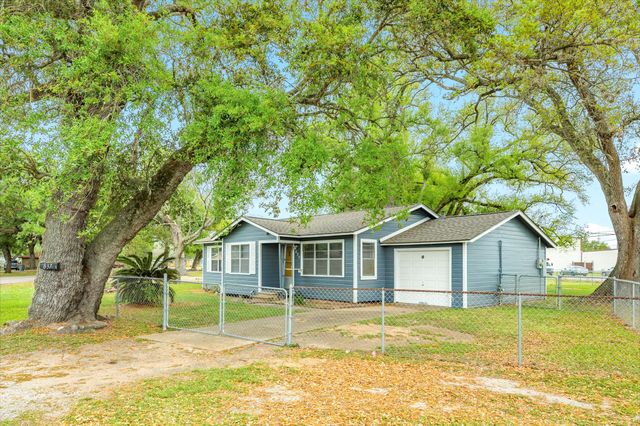 837 Pin Money Street, Clute, TX 77531