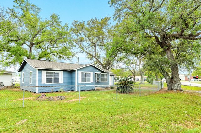 837 Pin Money Street, Clute, TX 77531