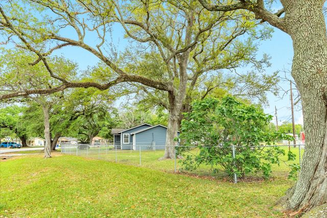 837 Pin Money Street, Clute, TX 77531