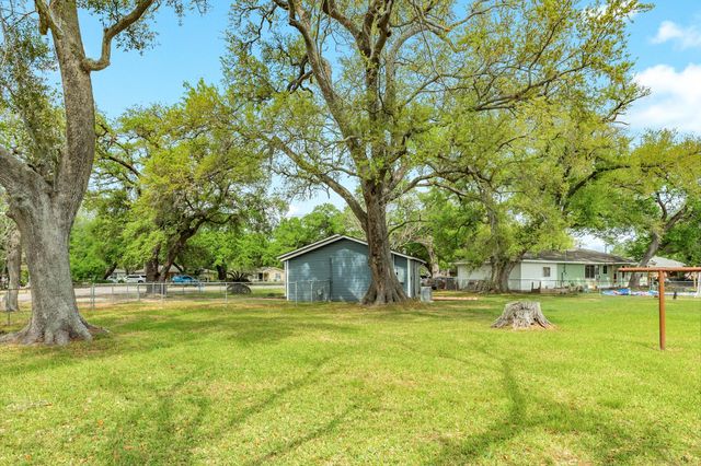 837 Pin Money Street, Clute, TX 77531