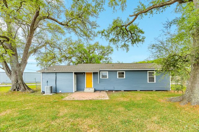 837 Pin Money Street, Clute, TX 77531