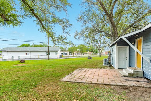 837 Pin Money Street, Clute, TX 77531