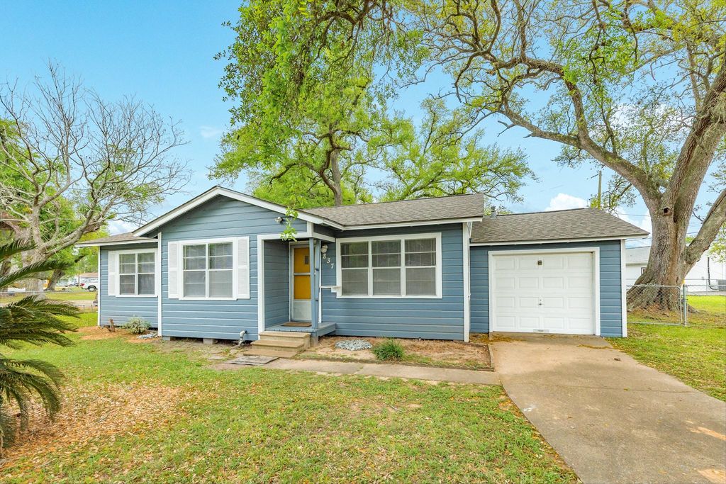837 Pin Money Street, Clute, TX 77531