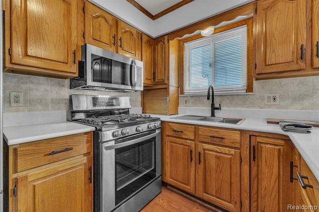 4197 Monroe Street, Dearborn Heights, MI 48125