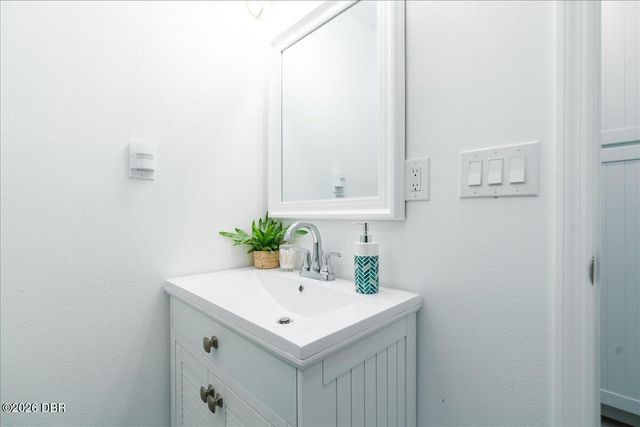 301 N Pine Street, New Smyrna Beach, FL 32169