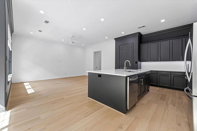 2813 Clinton Drive, Houston, TX 77020