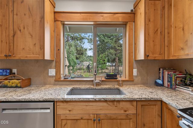 19563 Apache Road, Bend, OR 97702