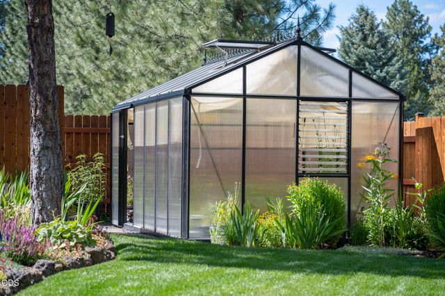 19563 Apache Road, Bend, OR 97702