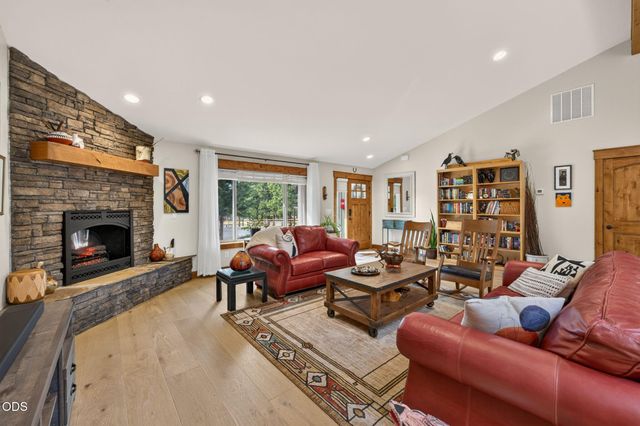 19563 Apache Road, Bend, OR 97702
