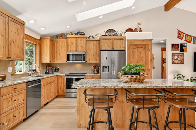 19563 Apache Road, Bend, OR 97702