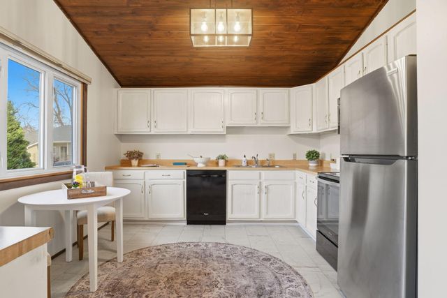 1286 Castle Court, Golden Valley, MN 55427