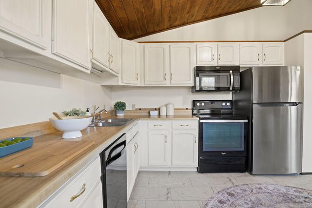 1286 Castle Court, Golden Valley, MN 55427