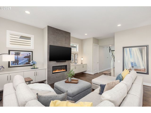 14647 Nw FRICKE Ln, Portland, OR 97229