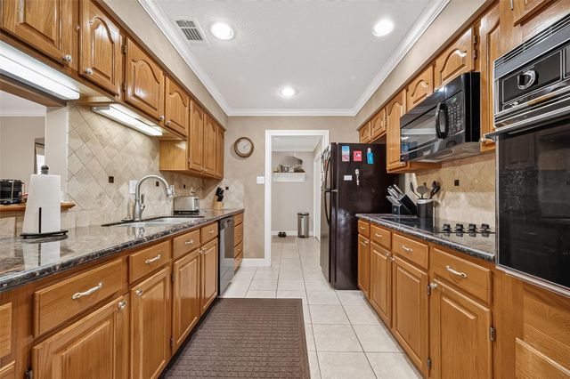 31 Champions Colony E, Houston, TX 77069