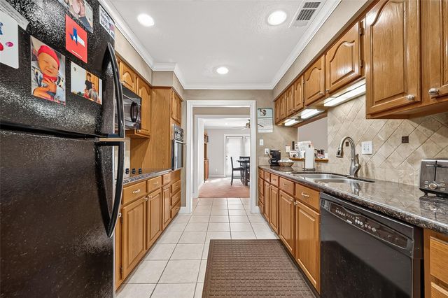 31 Champions Colony E, Houston, TX 77069