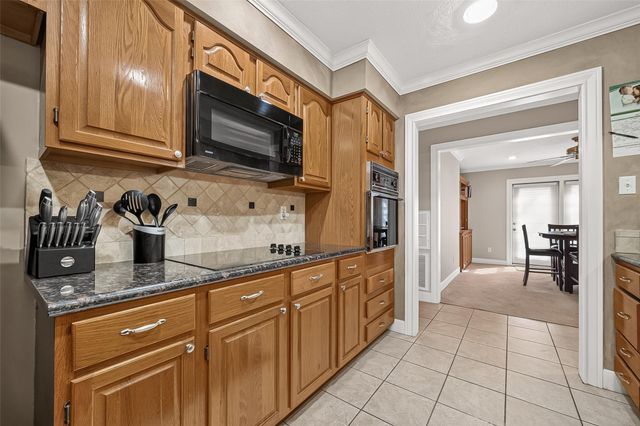 31 Champions Colony E, Houston, TX 77069