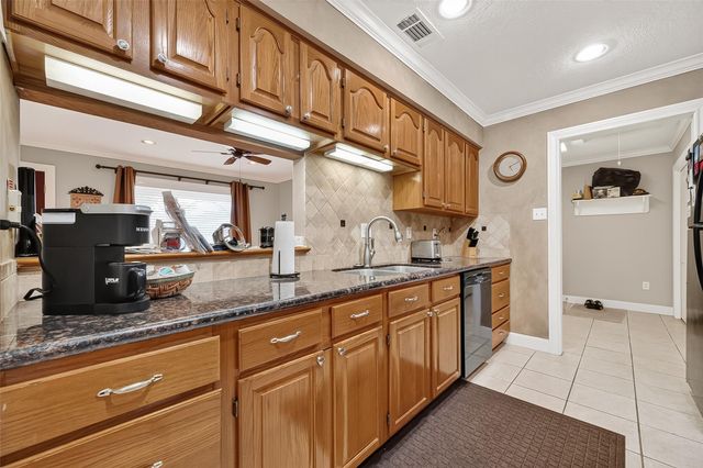 31 Champions Colony E, Houston, TX 77069