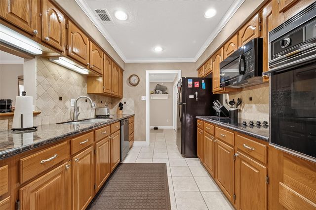 31 Champions Colony E, Houston, TX 77069