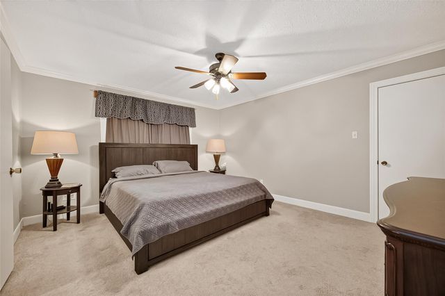 31 Champions Colony E, Houston, TX 77069