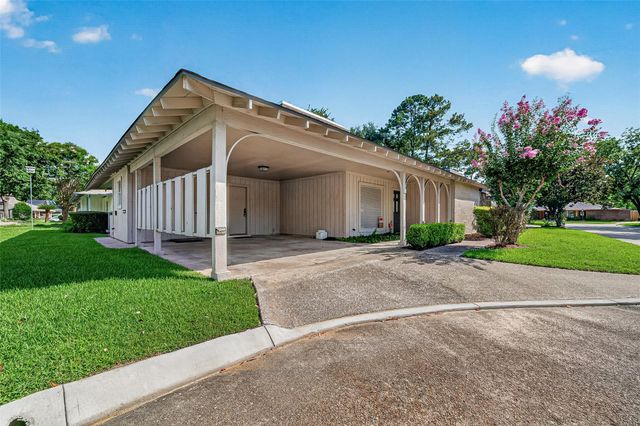 31 Champions Colony E, Houston, TX 77069