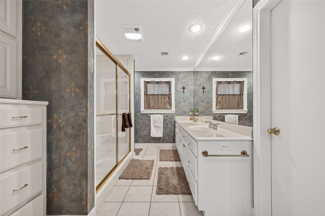31 Champions Colony E, Houston, TX 77069