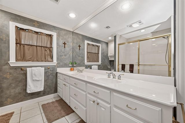 31 Champions Colony E, Houston, TX 77069