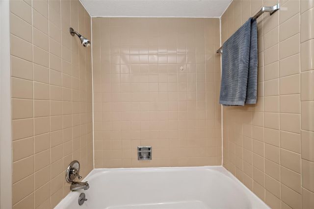 31 Champions Colony E, Houston, TX 77069