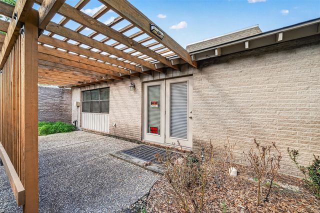 31 Champions Colony E, Houston, TX 77069