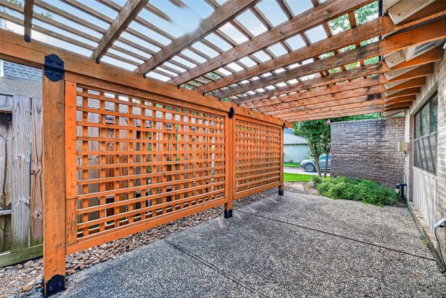 31 Champions Colony E, Houston, TX 77069