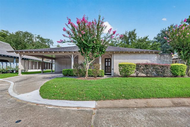 31 Champions Colony E, Houston, TX 77069