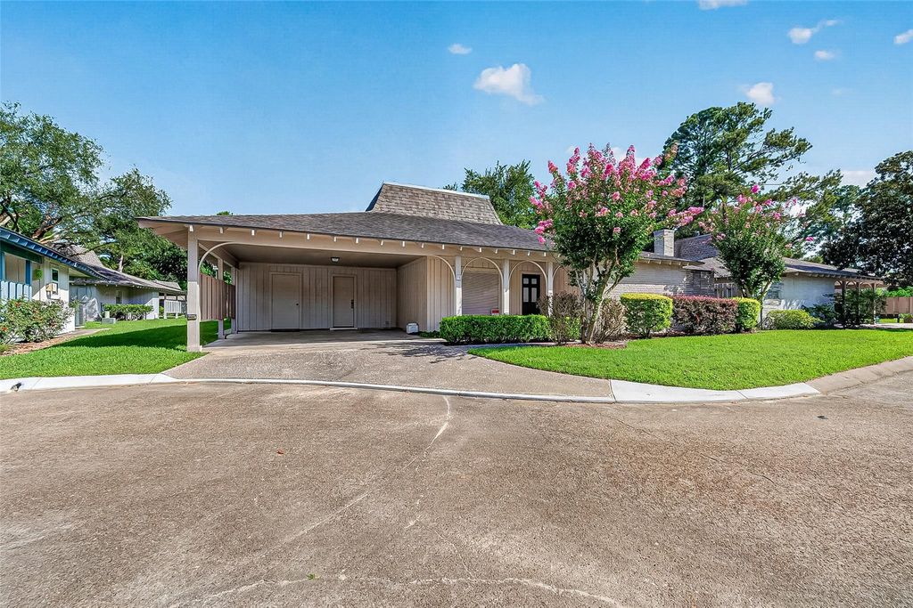 31 Champions Colony E, Houston, TX 77069