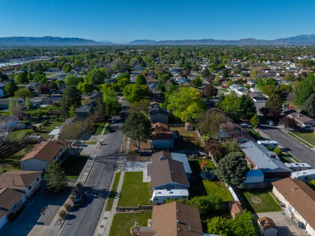 6848 S RUNNING SPRINGS DR, West Jordan, UT 84084