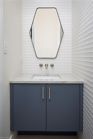 223 Bayview AVE, Naples, FL 34108