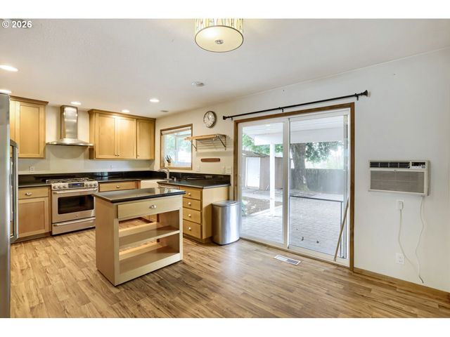 457 Nw YONIA Ct, Hillsboro, OR 97124