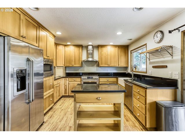 457 Nw YONIA Ct, Hillsboro, OR 97124