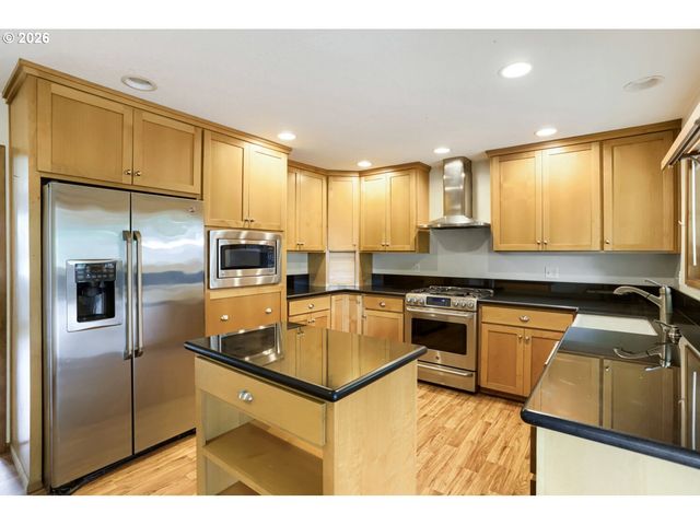 457 Nw YONIA Ct, Hillsboro, OR 97124