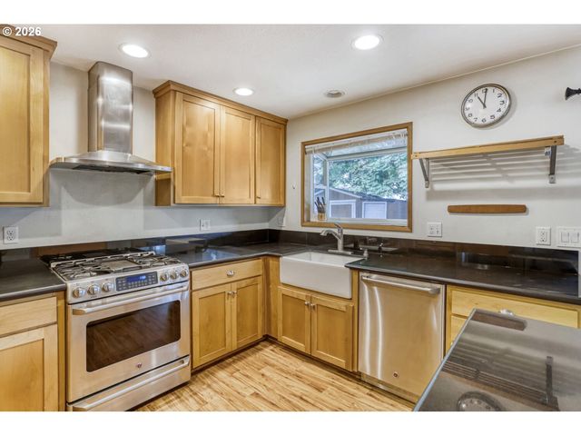 457 Nw YONIA Ct, Hillsboro, OR 97124