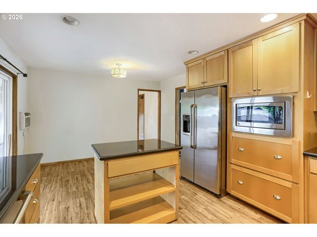 457 Nw YONIA Ct, Hillsboro, OR 97124
